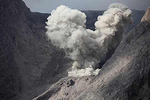 Bidirectional gas eruption with low ash content, Batu Tara volcano