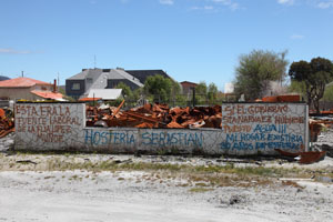 Government critical grafiti at burnt down Hosteria Sebastian, Chaiten