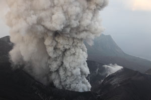 Suwanosejima volcano, ash eruption, ash cloud, O-take crater, Sakuchi caldera