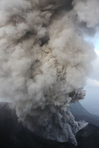 Suwanosejima volcano, ash eruption, ash cloud, O-take crater, Sakuchi caldera