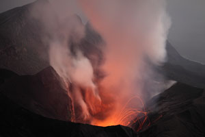 Suwanosejima volcano, night degassing, strombolian activity, O-take crater, Sakuchi caldera