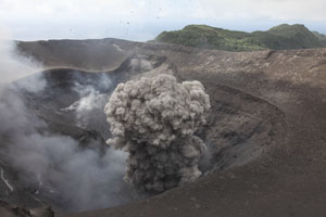Powerful strombolian eruption, Yasur volcano